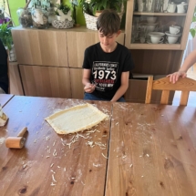 Zdjęcie przedstawia warsztaty robienia domowej pizzy przez dzieci