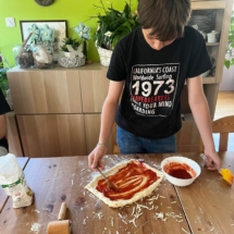 Zdjęcie przedstawia warsztaty robienia domowej pizzy przez dzieci